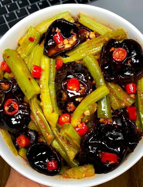 凉拌木耳怎么做好吃_凉拌木耳要不要焯水