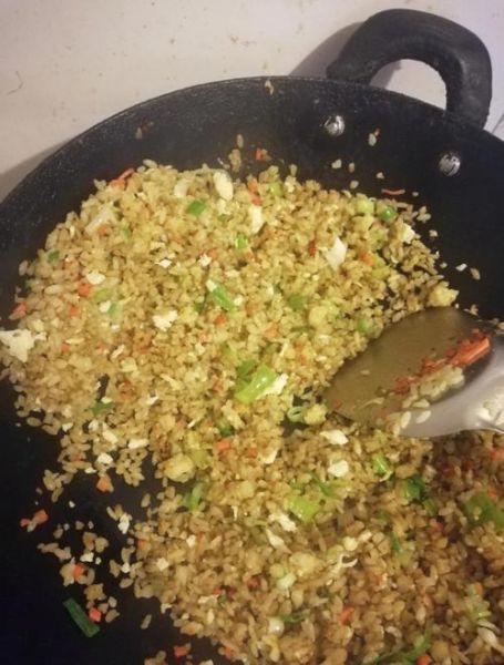 家常炒饭怎么做_隔夜饭炒出粒粒分明