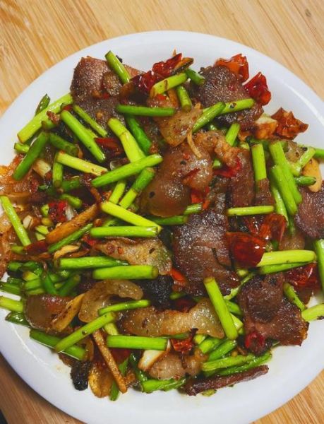 蒜苔炒腊肉怎么炒才好吃_蒜苔炒腊肉的做法窍门