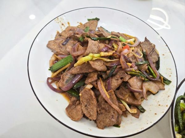 洋葱炒猪肝怎么炒才嫩_洋葱炒猪肝的家常做法