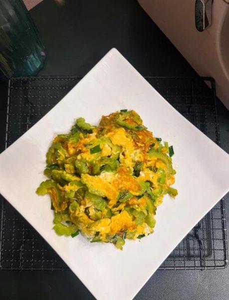 苦瓜炒鸡蛋怎么做不苦_苦瓜炒鸡蛋的家常做法