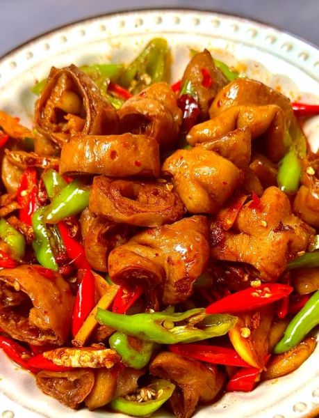 肥肠炒辣椒怎么做_肥肠炒辣椒用生肥肠还是熟肥肠