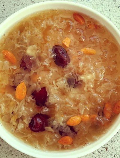 银耳红枣枸杞汤怎么做_银耳红枣枸杞汤的功效与禁忌