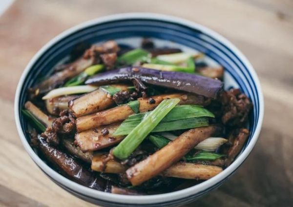 酱爆茄子怎么做_茄子要不要先炸