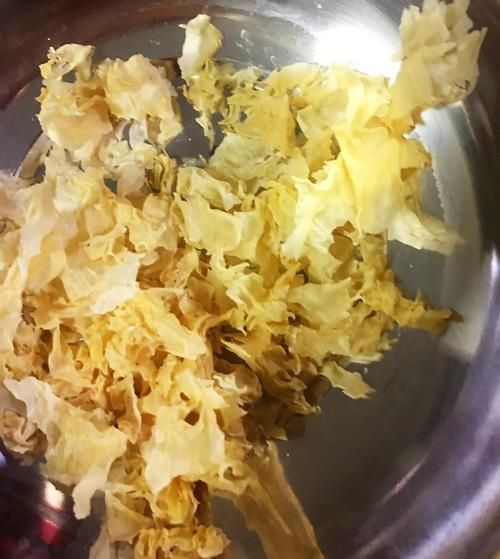 银耳汤怎么煮才出胶_银耳汤家常做法步骤