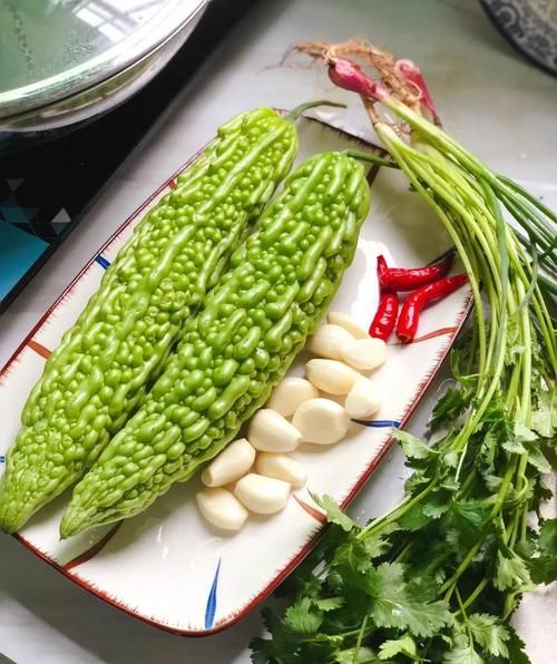 苦瓜怎么炒好吃又简单_苦瓜凉拌要不要焯水