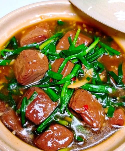 猪红韭菜怎么炒好吃_猪红韭菜的做法窍门