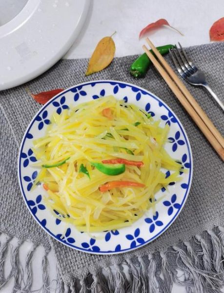 酸辣土豆丝家常做法_土豆丝怎么炒才脆