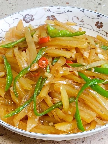 酸辣土豆丝家常做法_土豆丝怎么炒才脆