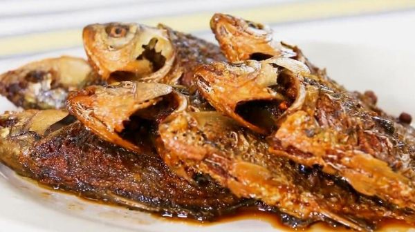 酥鲫鱼的家常做法_酥鲫鱼怎么做好吃又入味