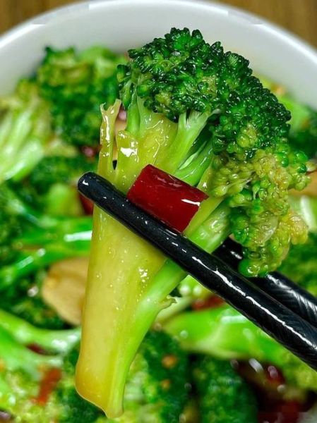 白灼西兰花怎么做_西兰花焯水几分钟才脆绿