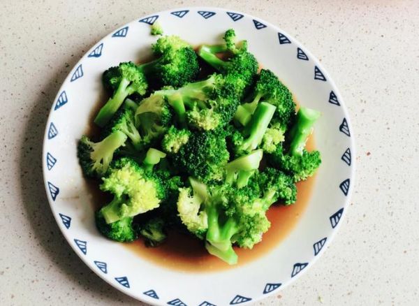 白灼西兰花怎么做_西兰花焯水几分钟才脆绿