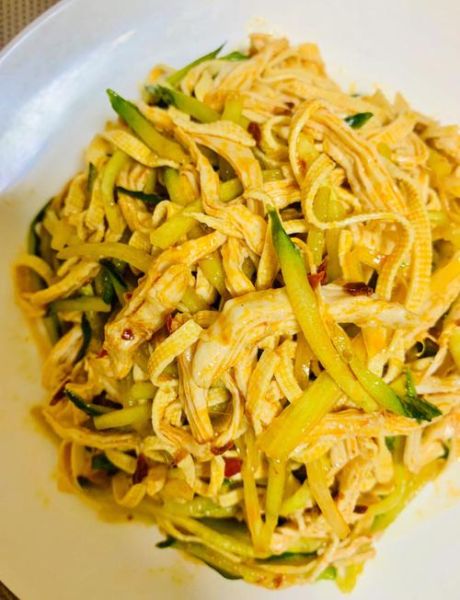 手撕凉拌鸡丝怎么做_凉拌鸡丝要不要焯水