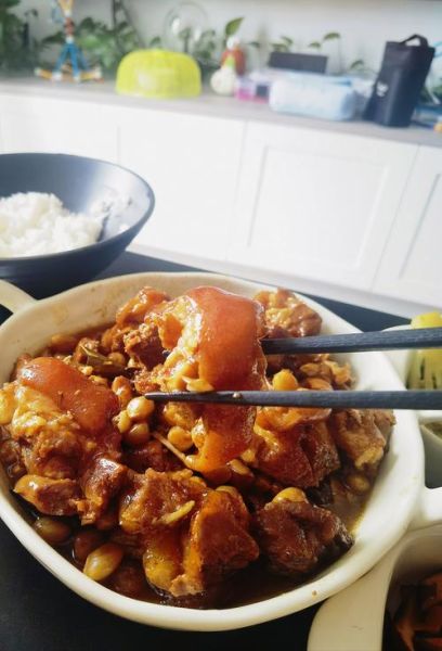 猪脚花生煲怎么做_花生猪脚煲要炖多久