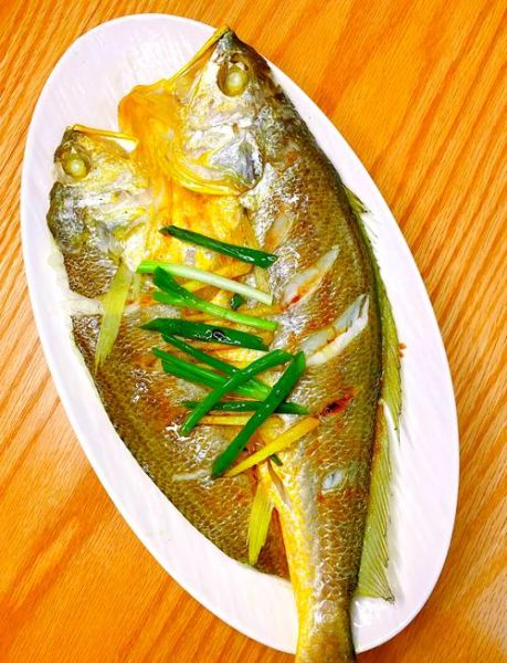 大黄鱼怎么做好吃_家常清蒸大黄鱼做法