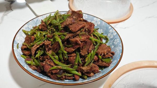 豆角炒牛肉怎么炒才嫩_豆角炒牛肉用焯水吗