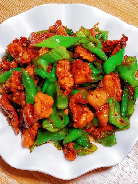 辣椒炒肉怎么做_辣椒炒肉先炒辣椒还是先炒肉