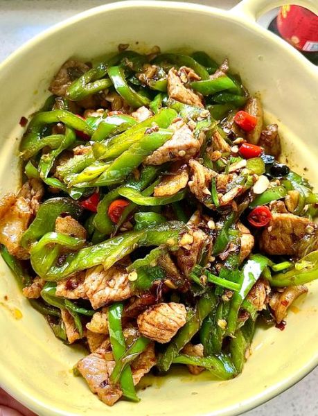 辣椒炒肉怎么做_辣椒炒肉先炒辣椒还是先炒肉