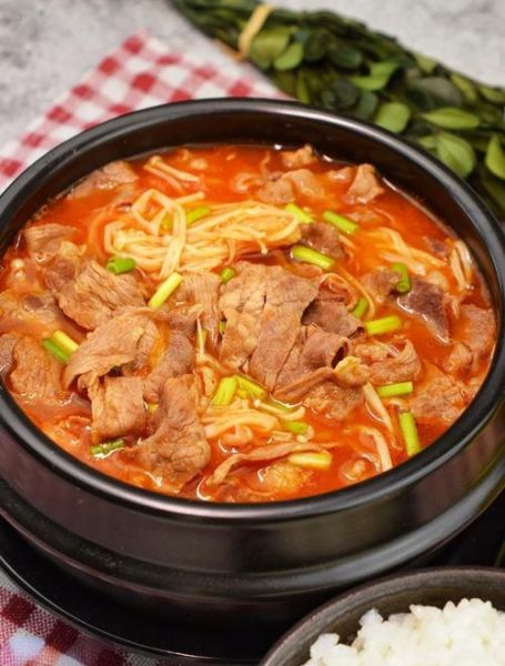 番茄金针菇肥牛怎么做_番茄金针菇肥牛需要焯水吗