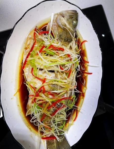 清蒸鲈鱼怎么做才鲜嫩_鲈鱼清蒸几分钟口感最佳