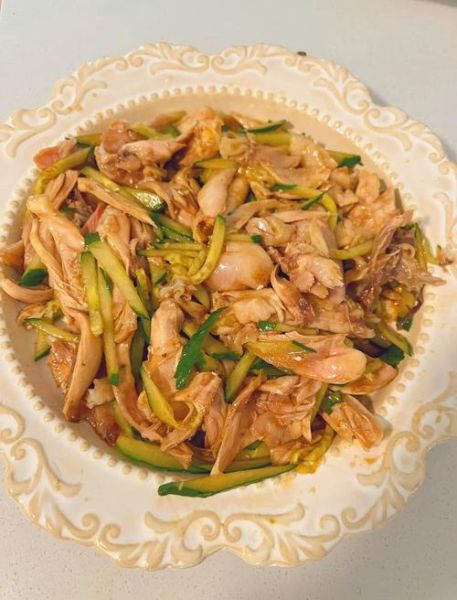 凉拌鸡腿肉怎么做_鸡腿肉焯水几分钟