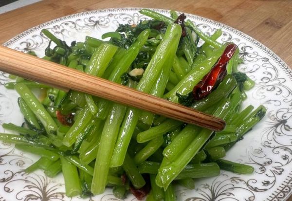 清炒茼蒿怎么炒才翠绿_清炒茼蒿要不要焯水