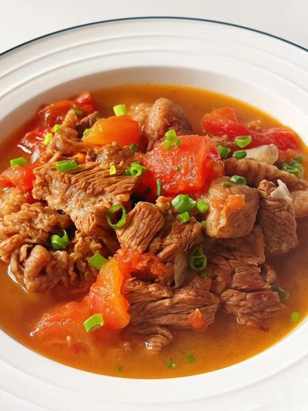 番茄炖牛腩怎么做_牛腩焯水还是直接炖