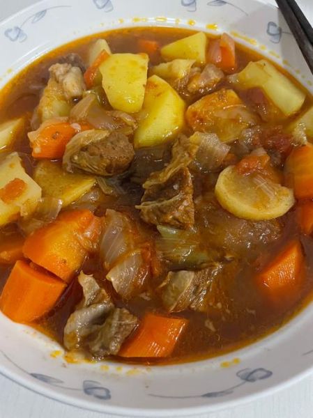 土豆西红柿炖牛腩怎么做_牛腩炖多久才软烂