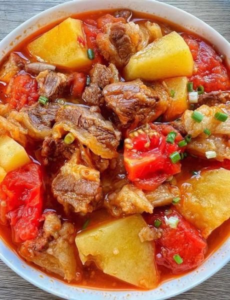 土豆西红柿炖牛腩怎么做_牛腩炖多久才软烂