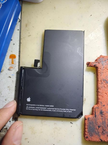 苹果手机换电池多少钱_自己换还是去官方