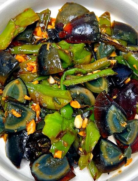 擂辣椒皮蛋怎么做_擂辣椒皮蛋正宗做法