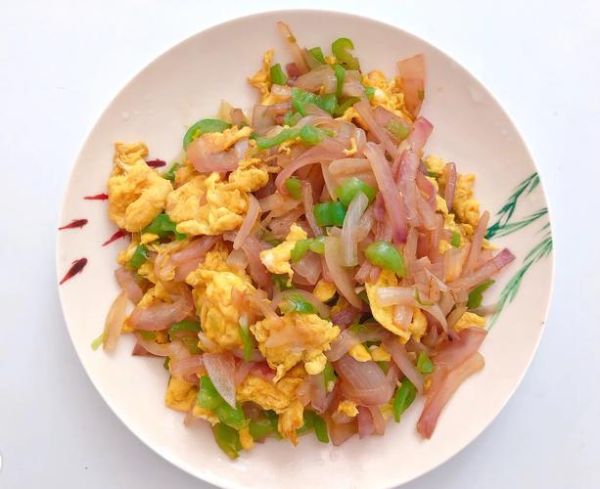 洋葱怎么炒好吃_洋葱炒蛋的家常做法