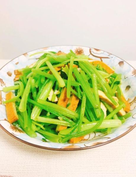 素炒香芹怎么做_香芹要不要焯水