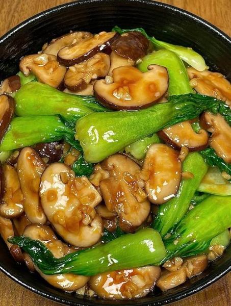 香菇炒青菜怎么做_香菇炒青菜先炒哪个