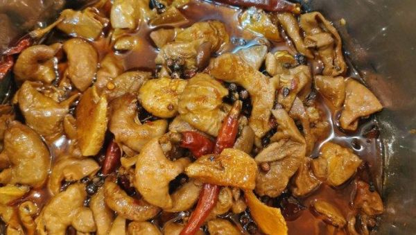 四川红烧肥肠怎么做_肥肠焯水去腥技巧