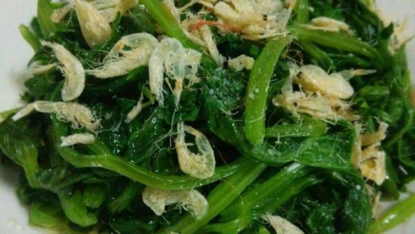 凉拌芹菜叶怎么做好吃_芹菜叶凉拌要不要焯水