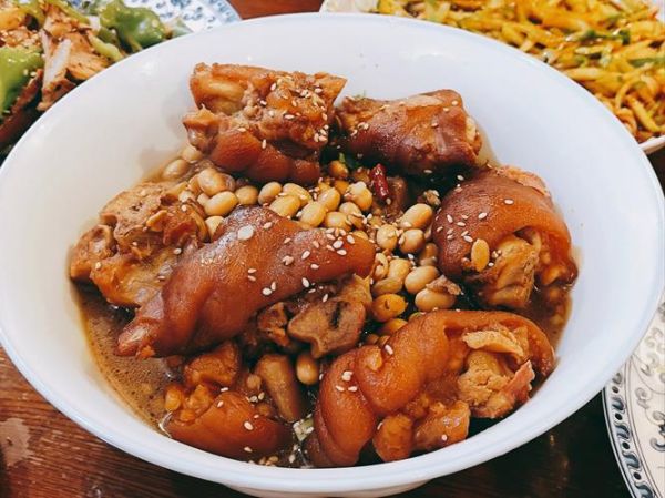 猪脚焖黄豆怎么做_猪脚焖黄豆要焯水吗