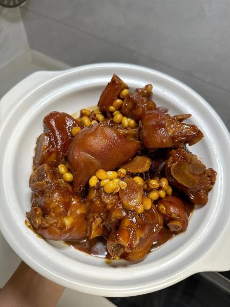 黄豆烧猪脚怎么做_黄豆烧猪脚的家常做法
