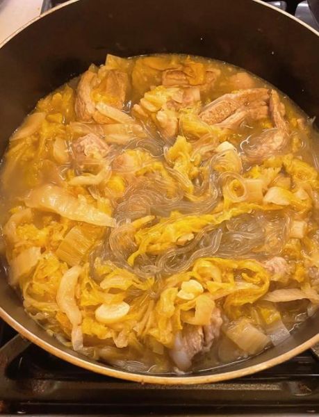 酸菜炖粉条怎么做_酸菜炖粉条的家常做法