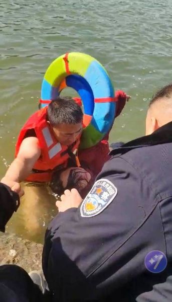 警察救人有哪些感人瞬间_警察救人用什么词语形容