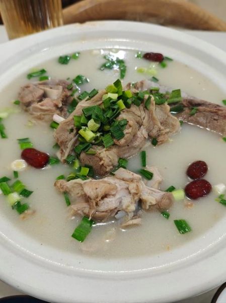 大骨头汤怎么熬才白_大骨头汤的做法步骤