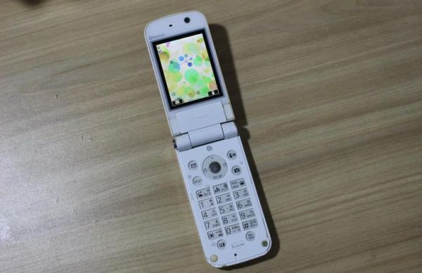 翻盖智能手机值得买吗_翻盖手机耐用性怎么样