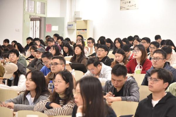 讲座认真的词语有哪些_如何形容听讲座很认真