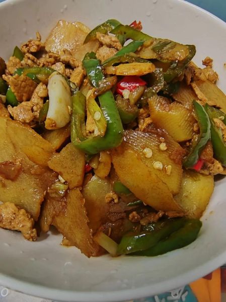 香辣土豆片怎么做_香辣土豆片需要焯水吗