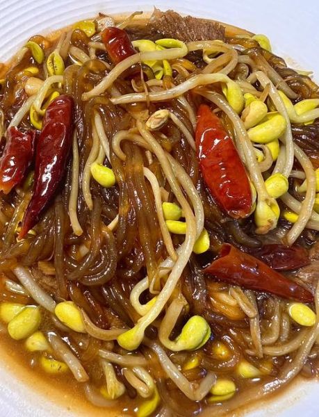 绿豆芽炒粉条怎么炒不粘锅_绿豆芽炒粉条的家常做法