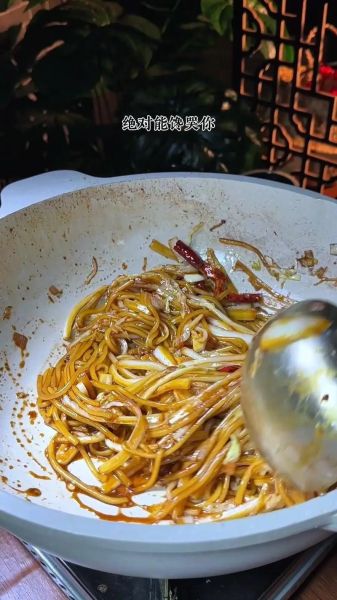 白菜炒粉条怎么炒不粘锅_白菜炒粉条的家常做法