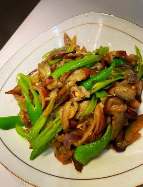 青椒炒茄子怎么做_茄子要不要先焯水