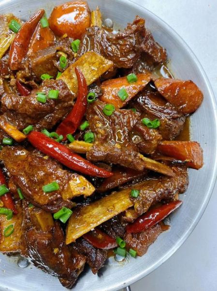 红焖羊排正宗的做法_羊排焯水多久才没膻味