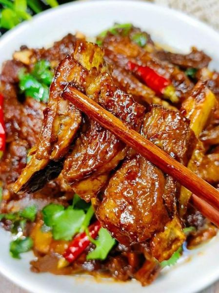 红焖羊排正宗的做法_羊排焯水多久才没膻味