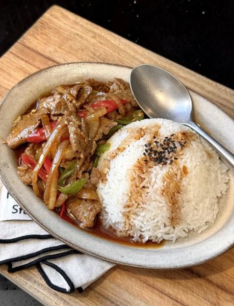 牛肉炒洋葱怎么做才嫩_洋葱炒牛肉需要焯水吗